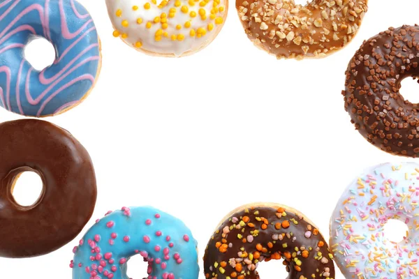 Beyaz Arka Plan Üzerinde Tatlı Lezzetli Donuts Çerçeve Yaptı — Stok fotoğraf