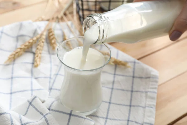 Versare Latte Fresco Dalla Bottiglia Bicchiere Sul Tavolo — Foto Stock