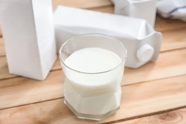 Склянка Свіжого Молока Дерев Яному Столі — стокове фото