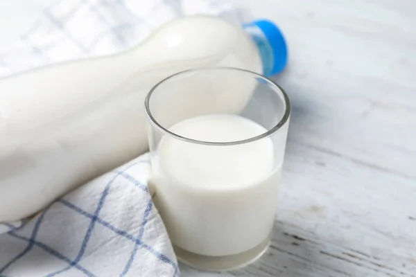 Glas Und Flasche Frische Milch Auf Holztisch — Stockfoto