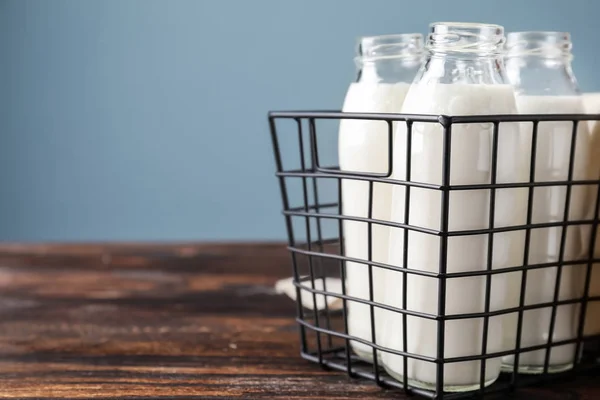 Caja Con Botellas Leche Fresca Sobre Mesa Madera —  Fotos de Stock