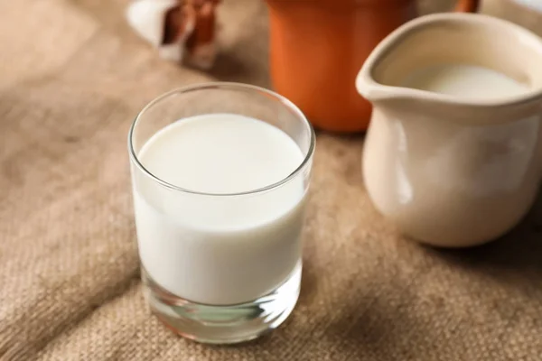 Glas Frische Milch Auf Dem Tisch — Stockfoto