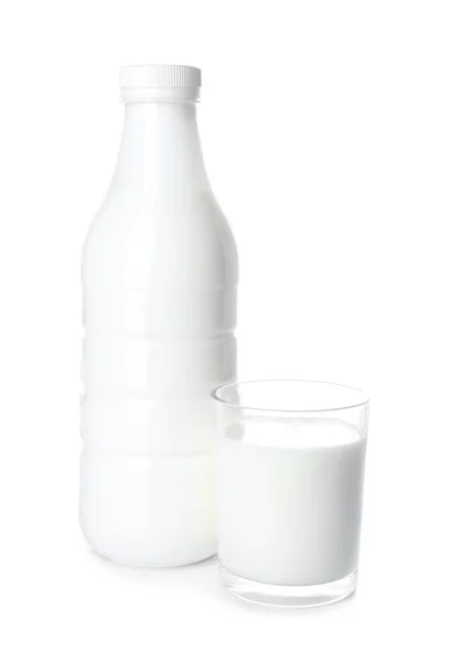 白底鲜牛奶瓶和玻璃杯 — 图库照片