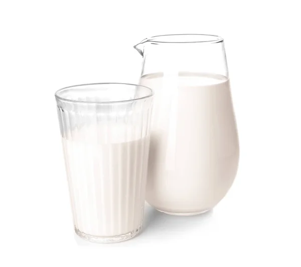 Kruik Glas Verse Melk Witte Achtergrond — Stockfoto