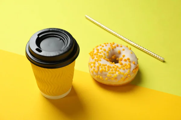 甜美味的甜甜圈和一杯咖啡在颜色背景 — 图库照片