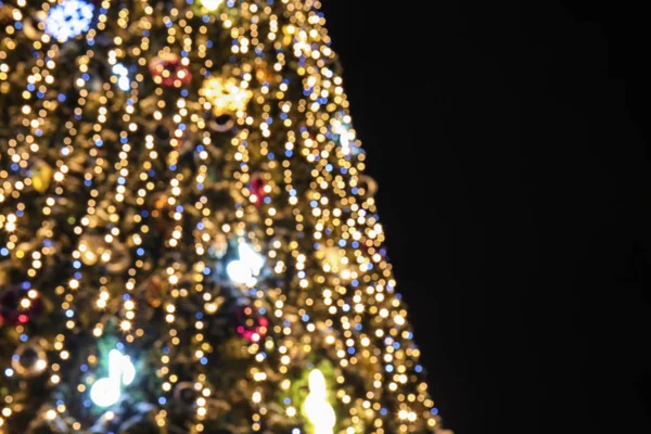 Prachtig Versierde Kerstboom Buitenshuis Wazig Zicht — Stockfoto