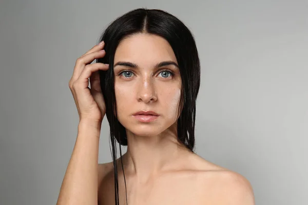 Retrato Una Hermosa Joven Con Maquillaje Natural Sobre Fondo Gris — Foto de Stock