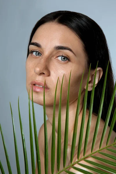 Retrato Una Hermosa Joven Con Maquillaje Natural Hoja Tropical Sobre —  Fotos de Stock