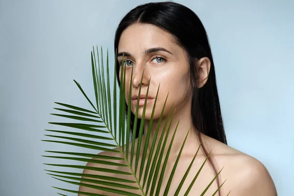 Retrato Una Hermosa Mujer Joven Con Maquillaje Natural Hoja Tropical —  Fotos de Stock