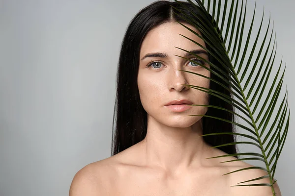 Portrait Beautiful Young Woman Natural Makeup Tropical Leaf Grey Background — Stock Photo, Image