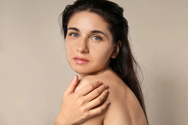 Portret Piękną Młodą Kobietę Naturalnego Makijażu Jasnym Tle — Zdjęcie stockowe