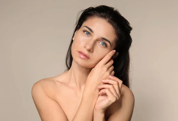 Porträt Einer Schönen Jungen Frau Mit Natürlichem Make Auf Hellem — Stockfoto