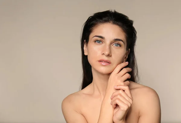 Retrato Una Hermosa Mujer Joven Con Maquillaje Natural Sobre Fondo — Foto de Stock