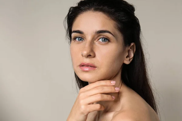 Portret Piękną Młodą Kobietę Naturalnego Makijażu Jasnym Tle — Zdjęcie stockowe