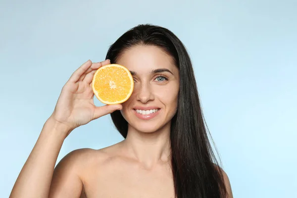 Portret Van Mooie Jonge Vrouw Met Natuurlijke Make Oranje Kleur — Stockfoto