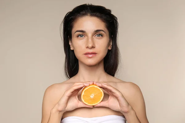 Portrait Beautiful Young Woman Natural Makeup Orange Light Background — Stock Photo, Image