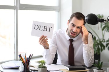 Genç işadamı metin borç ile kağıt levha işyerinde holding