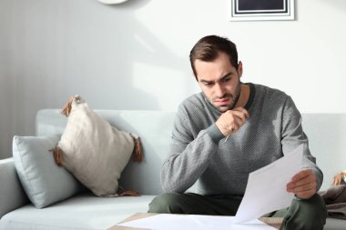 Borç Evde Genç adam