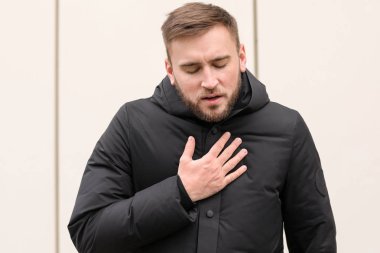 Genç adam açık havada astım krizi