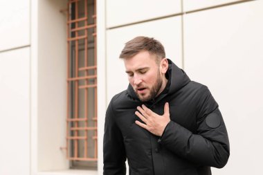 Genç adam açık havada astım krizi