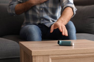 İnhaler tablodan alarak astım krizi ile genç adam