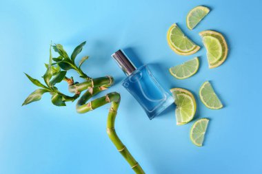 Parfüm Şişe, renk arka plan bambu şube ve limon dilimleri