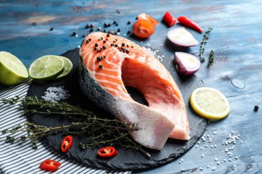 Ahşap masa üzerinde taze somon parçası