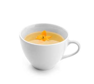 Beyaz arka planda bir fincan sıcak çay