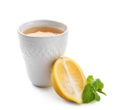 Fincan çay limon ve beyaz zemin üzerine nane