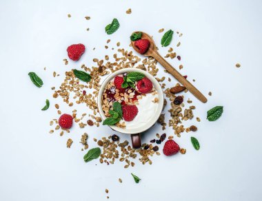 Kase lezzetli yoğurt, yulaf ezmesi ve açık renkli meyveleri ile