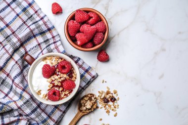 Kase lezzetli yoğurt, yulaf ezmesi ve açık renkli meyveleri ile