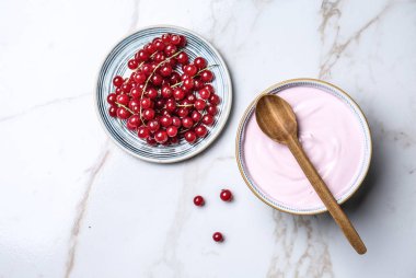 Kase lezzetli yoğurt ve açık renkli meyveleri ile