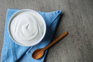 Gri zemin üzerine lezzetli yoğurt ile kase