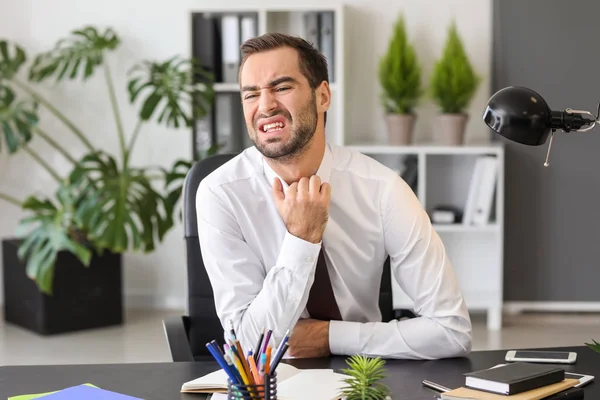 Joven Con Ataque Asma Oficina — Foto de Stock