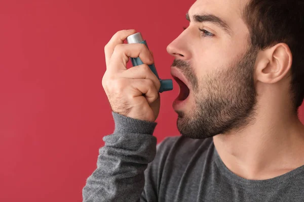 Hombre Joven Con Inhalador Con Ataque Asma Fondo Color — Foto de Stock