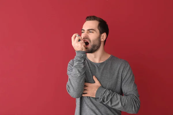 Jongeman Met Inhalator Heeft Astma Aanval Kleur Achtergrond — Stockfoto