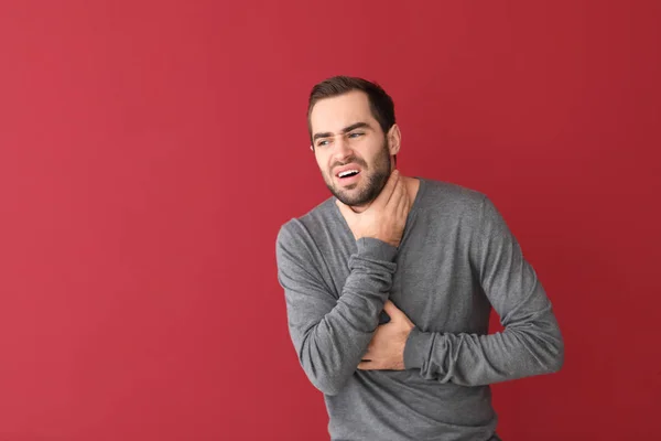 Jovem Tendo Ataque Asma Fundo Cor — Fotografia de Stock