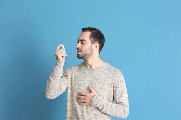 Hombre Joven Con Inhalador Sobre Fondo Color — Foto de Stock