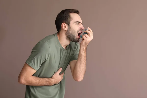 Ung Man Med Inhalator Som Har Astmaattack Färg Bakgrund — Stockfoto