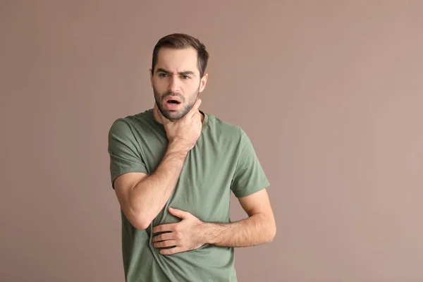 Jeune Homme Ayant Une Crise Asthme Sur Fond Couleur — Photo