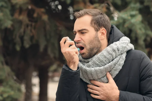 Ung Man Med Inhalator Som Har Astmaattack Utomhus — Stockfoto