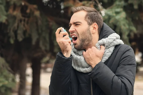 Ung Man Med Inhalator Som Har Astmaattack Utomhus — Stockfoto