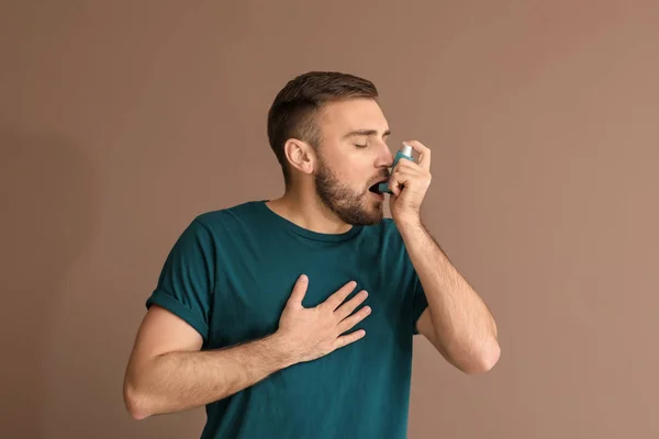 Hombre Joven Con Inhalador Con Ataque Asma Fondo Color — Foto de Stock