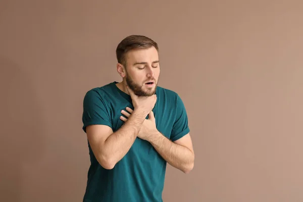 Young Man Having Asthma Attack Color Background — Stock Photo, Image