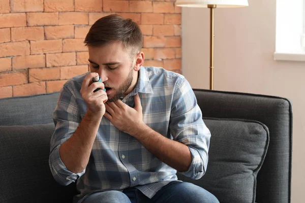 Hombre Joven Con Inhalador Que Tiene Ataque Asma Casa —  Fotos de Stock