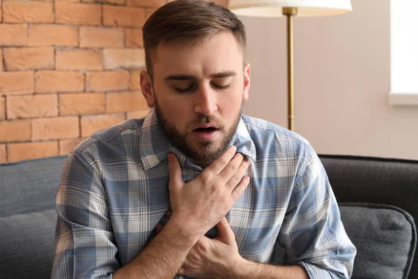 Junger Mann Mit Asthmaanfall Hause — Stockfoto