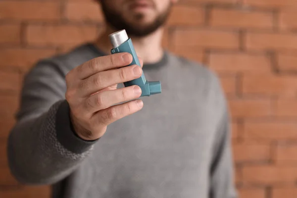 Joven Con Inhalador Contra Pared Ladrillo Primer Plano — Foto de Stock