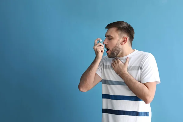 Young Man Inhaler Having Asthma Attack Color Background — Stock Photo, Image
