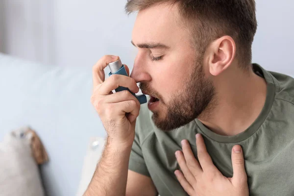 Hombre Joven Con Inhalador Que Tiene Ataque Asma Casa — Foto de Stock