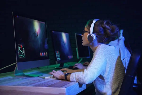 Genç Kadınlar Kulübünde Bilgisayar Oyunu Oynamak — Stok fotoğraf